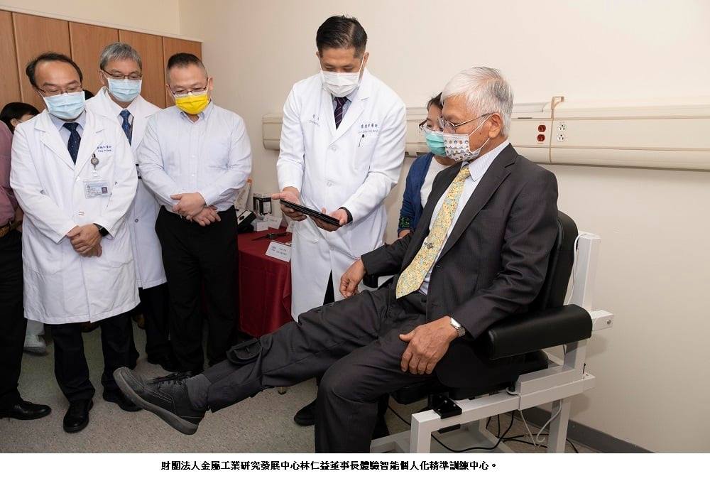 可能是 5 個人、大家坐著和大家站著的圖像