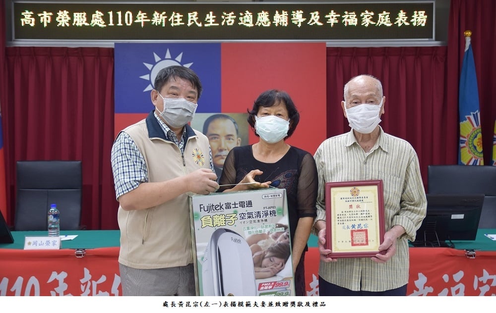 可能是 4 個人和大家站著的圖像