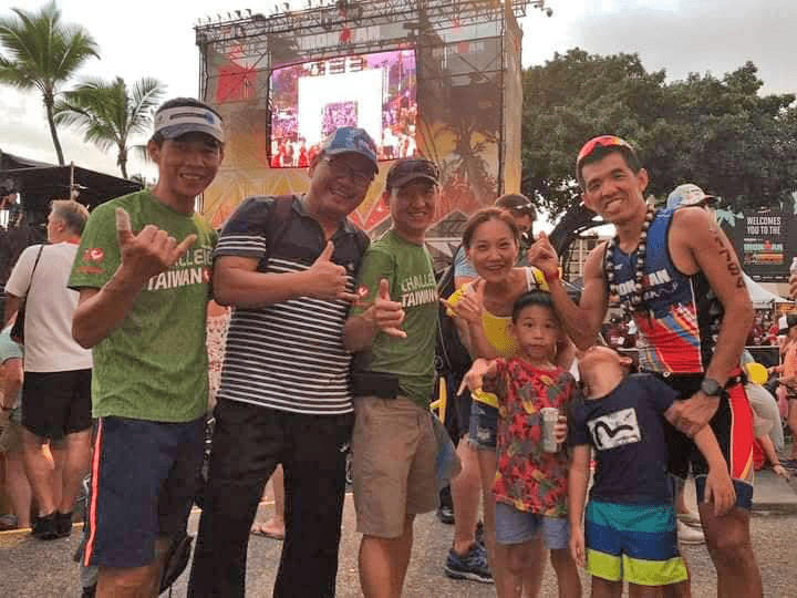 吳明杰與家人和朋友一起去KONA朝聖。圖片來源：吳明杰