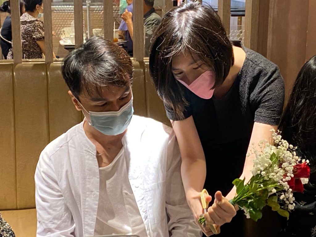 兩人一組親手製作鮮花幸福花束,體驗浪漫美學。