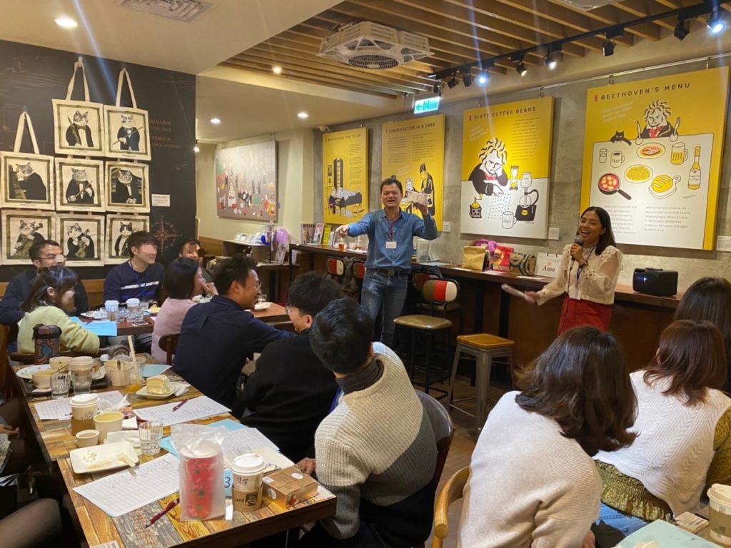 還有歌曲旋律猜謎遊戲及情歌對唱大賽等音樂饗宴,讓大家沈浸在音樂的歡樂之中。