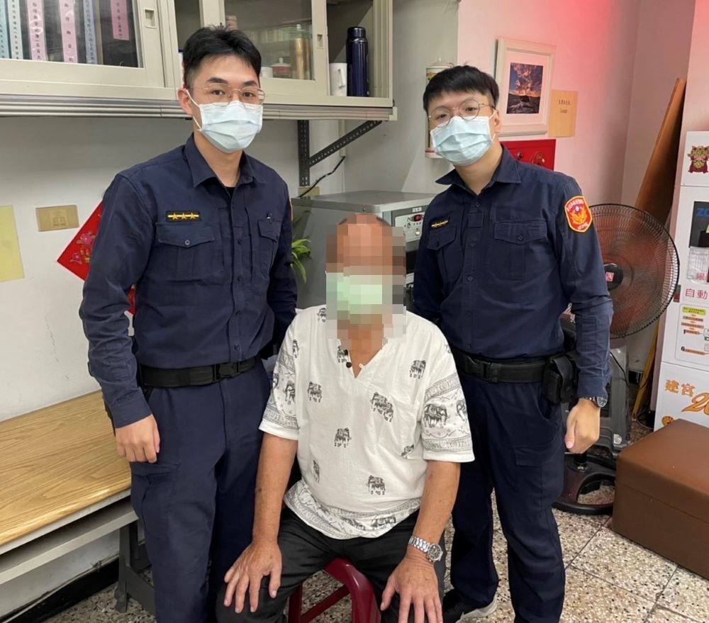 員警將老翁帶回派出所等待家人