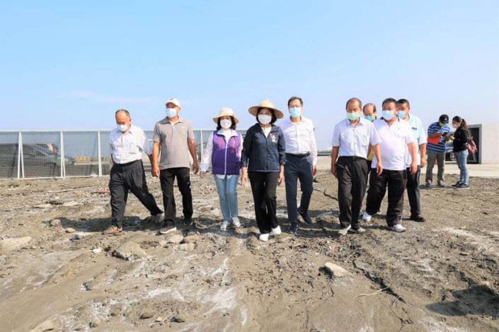 雲林縣長張麗善20日上午特地率水利處長許宏博、農業處吳芳銘,會同縣議員蕭慧敏、雲林縣養殖漁業發展協會理事長曾鴻胤、雲林縣水井養殖漁業生產區養殖生產區主任委員林水清、下崙村長王勝瑋、崙中村長謝文棋等人一同勘查