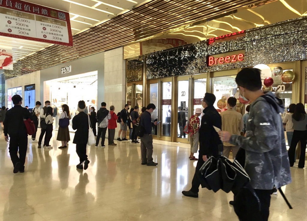 微風信義開店前大批民眾排隊進場