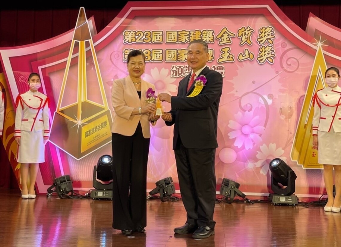農業金庫與董座吳明敏深耕農業金融 獲國家品牌玉山獎2項肯定