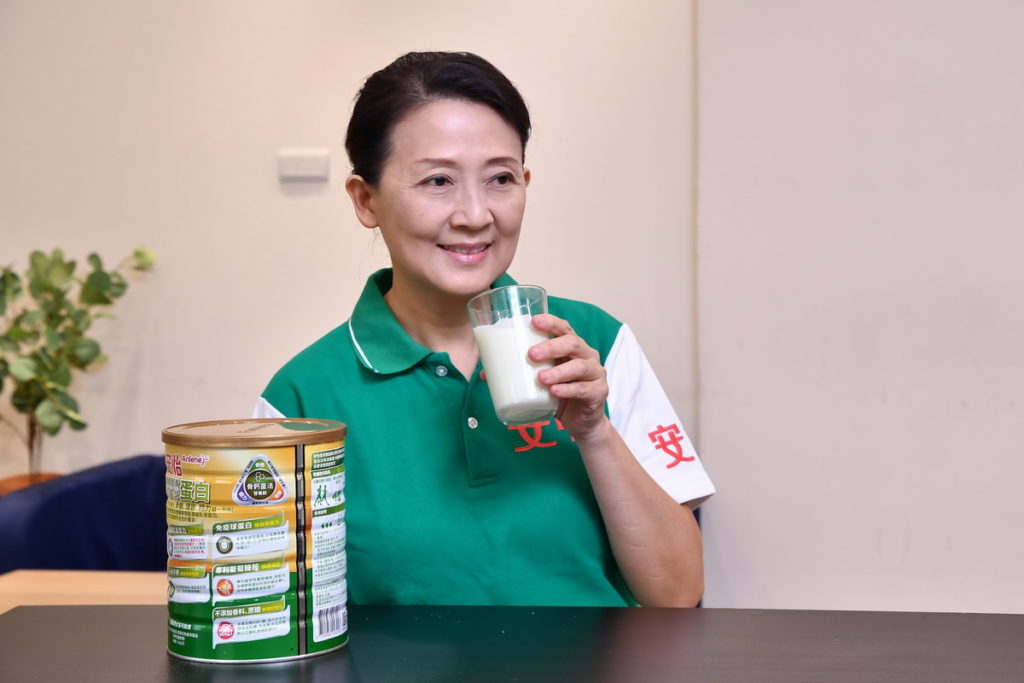 熟齡族每日做完居家運動後,可飲用1杯含乳清蛋白的高鈣低脂牛奶,補充所需行動力營養,鈣質及蛋白質等。