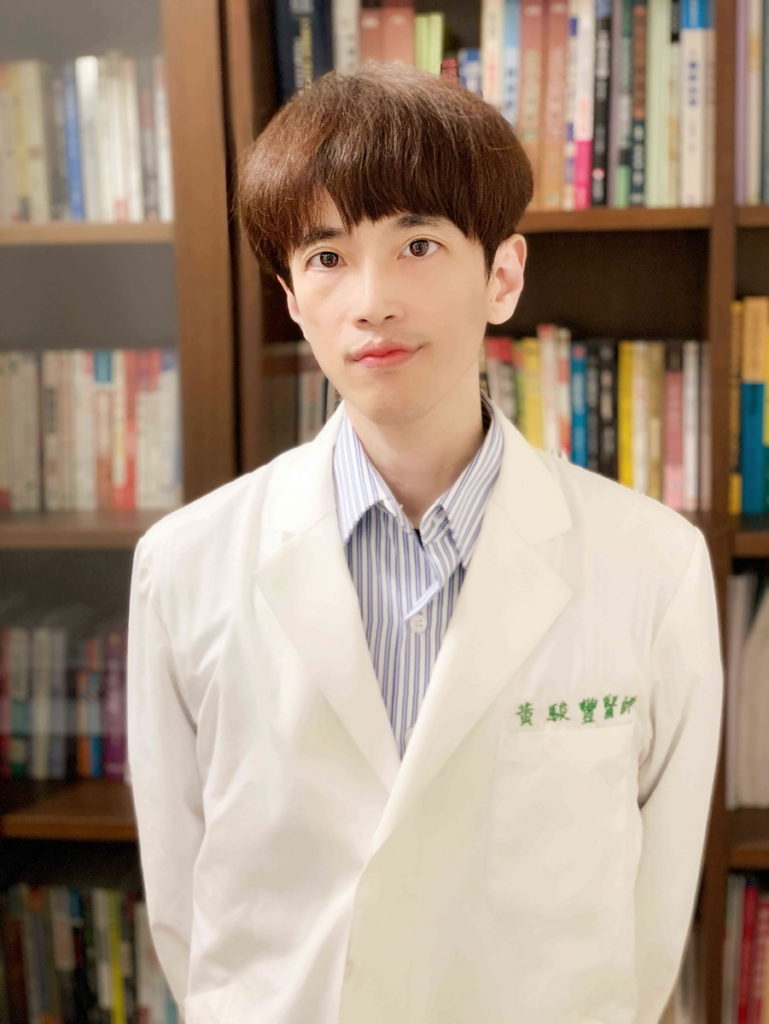 中華民國骨質疏鬆症學會秘書長(暨國立陽明交通大學附設醫院家庭醫學部主任)黃駿豐呼籲用居家肌力訓練搭配蛋白質補充,打造每周7天行動力養成