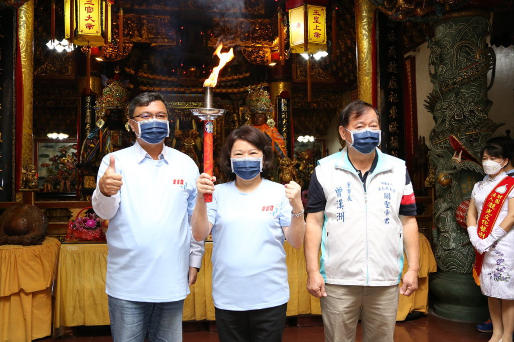 黃敏惠市長(中)點燃聖火、(右)鎮天宮曾漢洲董事長