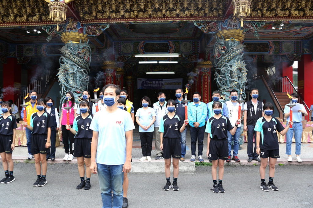 玉山國中校長與聖火隊
