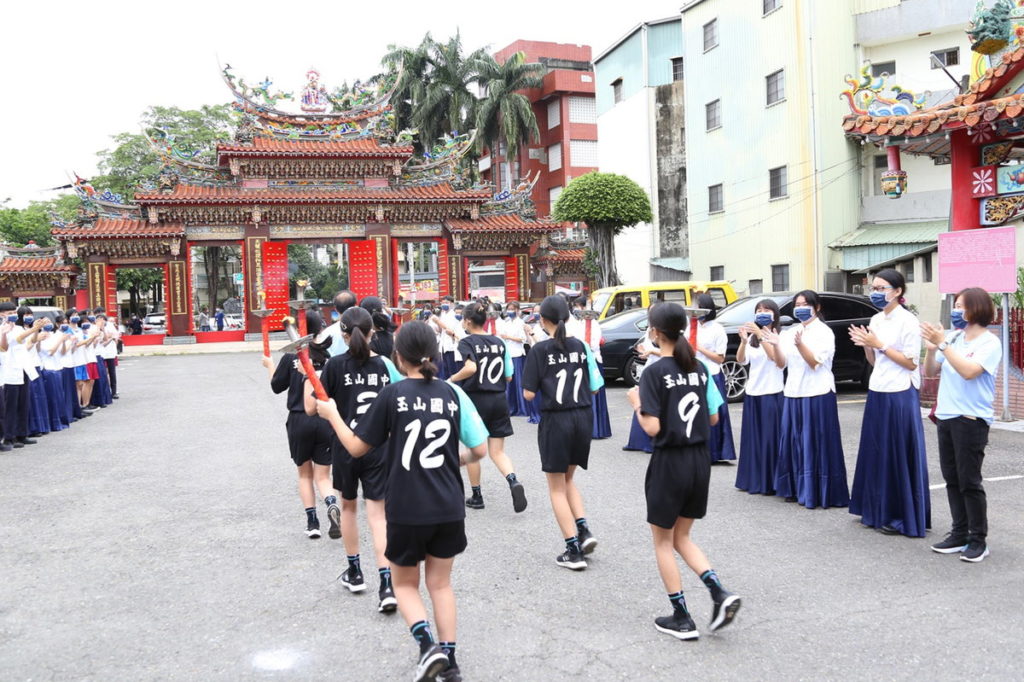 玉山國中校長帶隊至聖火台點燃