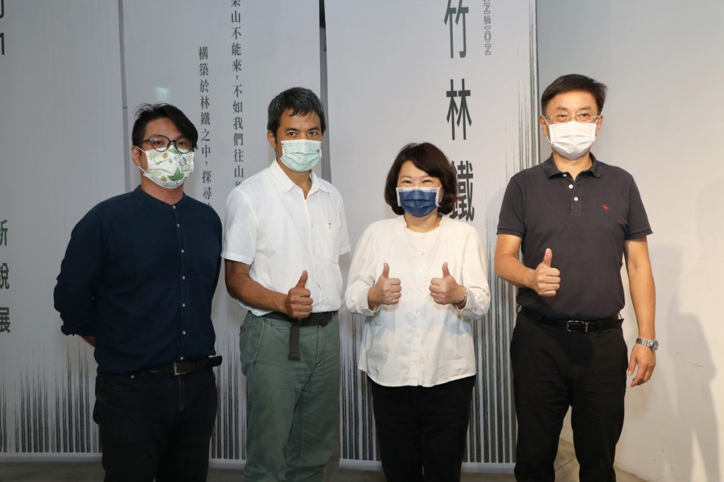 黃敏惠市長(右二)與農委會林務局林華慶局長(右一)