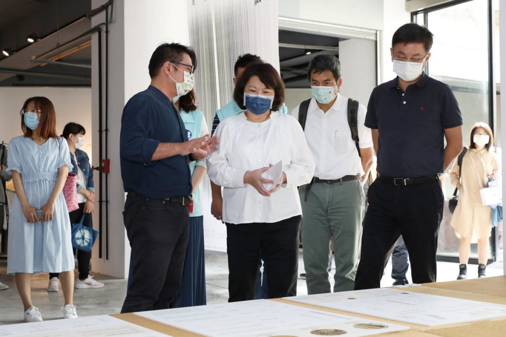 為黃敏惠市長竹構築作品進行導覽說明