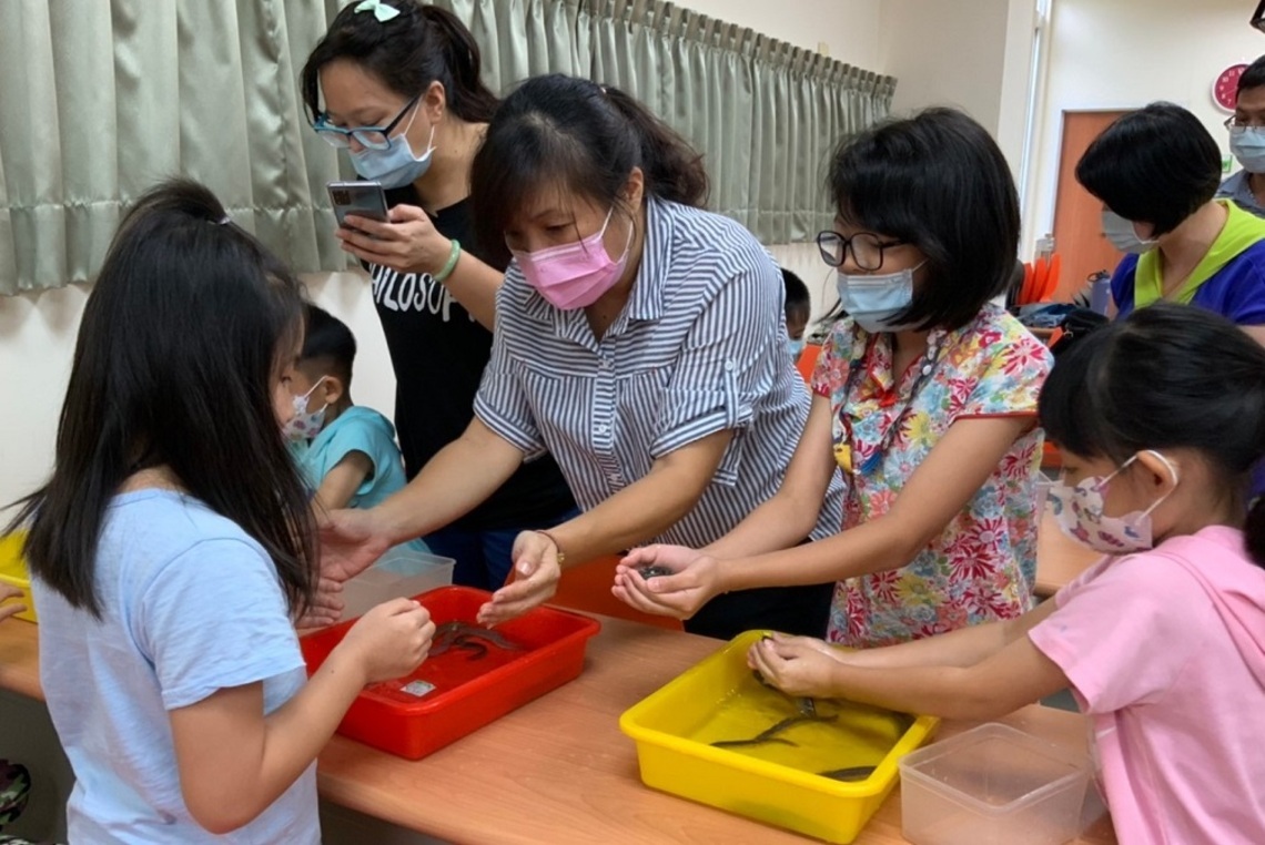 到圖書館捉泥鰍! 高市中崙分館陪孩童一起認識水資源
