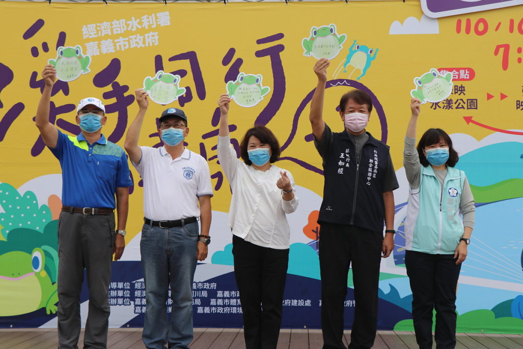 舉起祈福卡片 (從左起為第五河川局張庭華局長、水利署蔡孟元主秘、市長、王如經副執