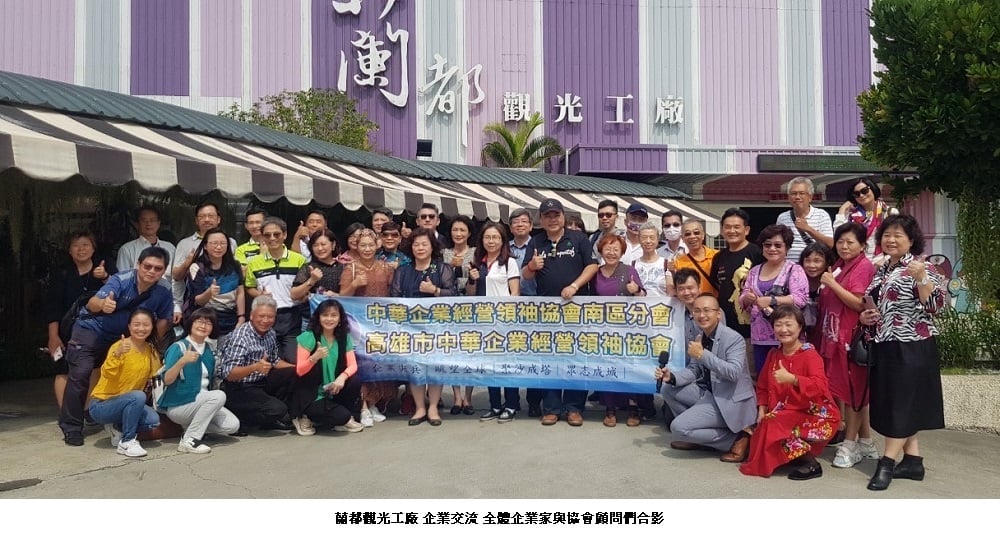 可能是 14 個人和大家站著的圖像