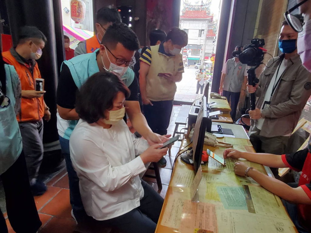 黃市長今(24)日一早即來 廟使用台灣pay 幫母親點111年光明燈