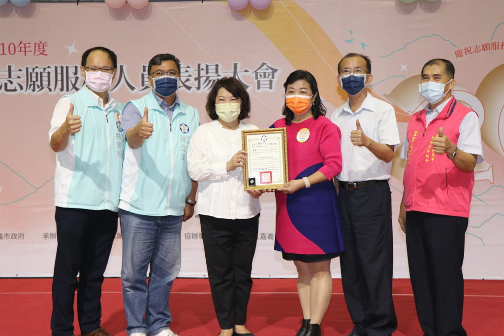 市長與金質獎志工劉麗玫
