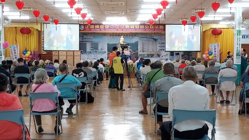 可能是 1 人、站立和室內的圖像