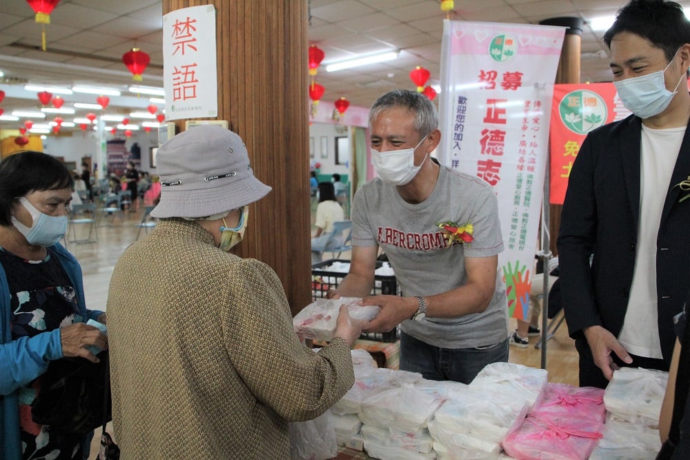 可能是 3 個人和大家站著的圖像