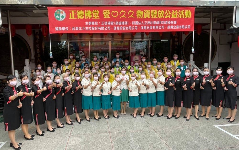 可能是 3 個人和大家站著的圖像