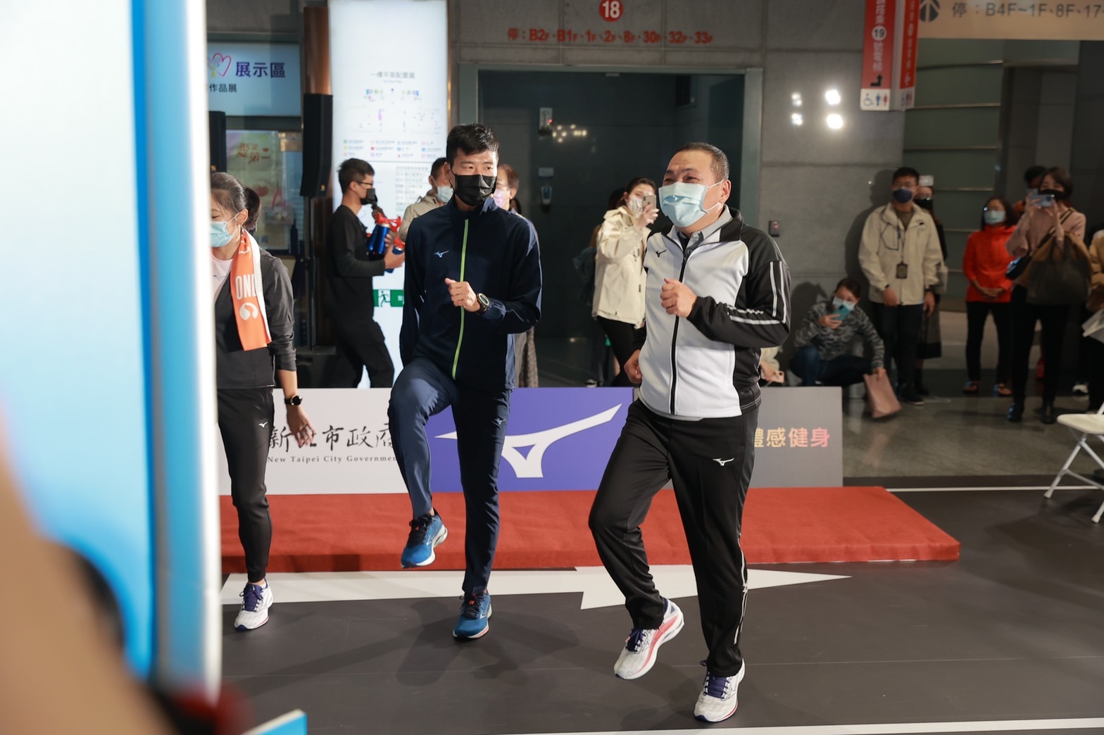 哲豪教練與侯市長一快使用Uniigym 互動體感健身