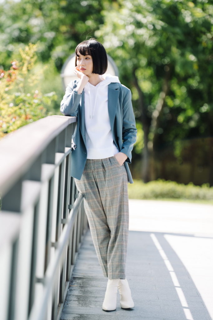 女生可選擇近期最熱門的天峰藍色西裝外套及格紋窄管褲,以白色「休閒連帽上衣」取代襯衫,展現「都會率性」的Smart Casual穿搭。(1)