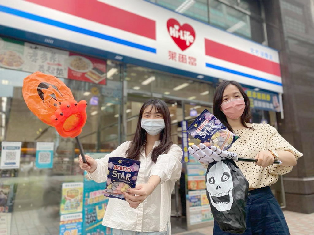 看好搞怪熱潮,萊爾富推出「萬聖節休閒群聚」活動,眾多指定商品11月2日前祭出任2件8折、3件7.7折優惠吸客。