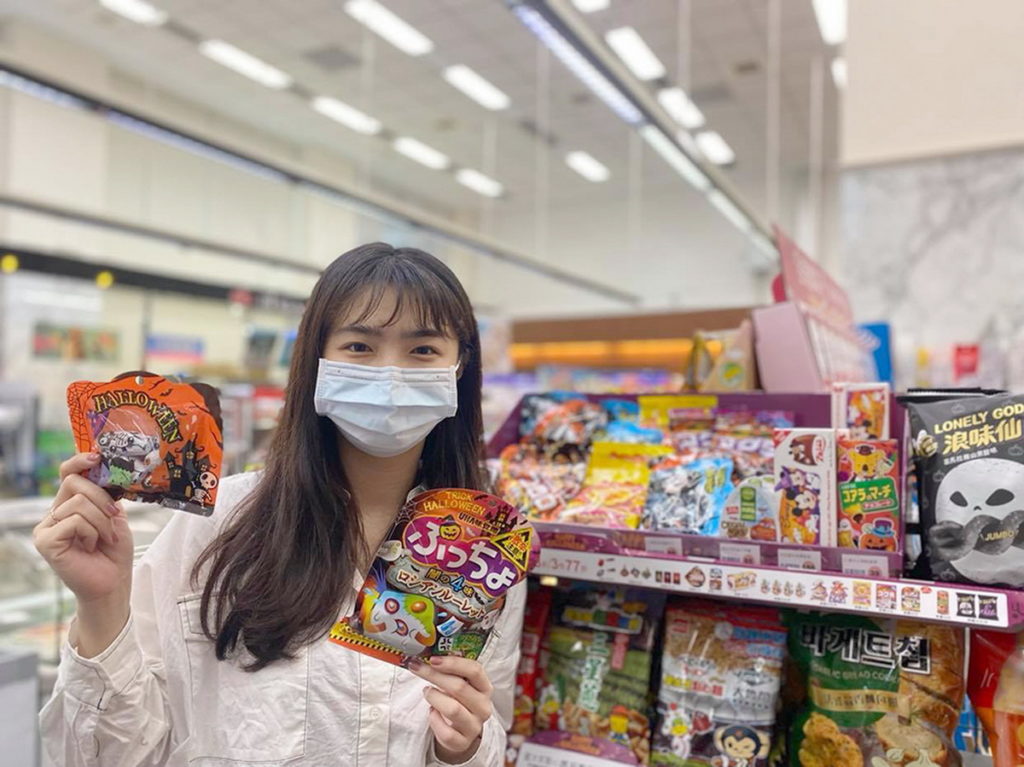 肆意搞怪的萬聖節即將登場,萊爾富推出多達50款糖果、巧克力、零食,其中不乏多種獵奇商品,好吃又好玩。