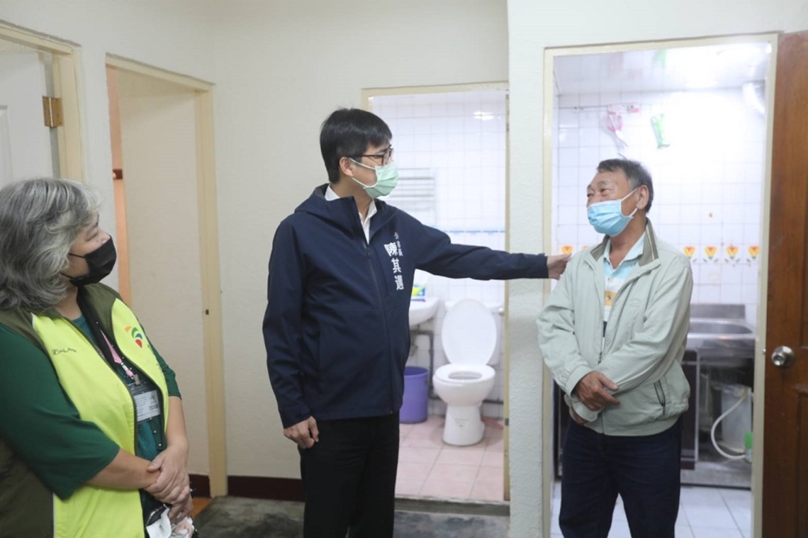 租屋要找合適的! 陳其邁陪城中城受災戶看屋 研擬提高租屋補助