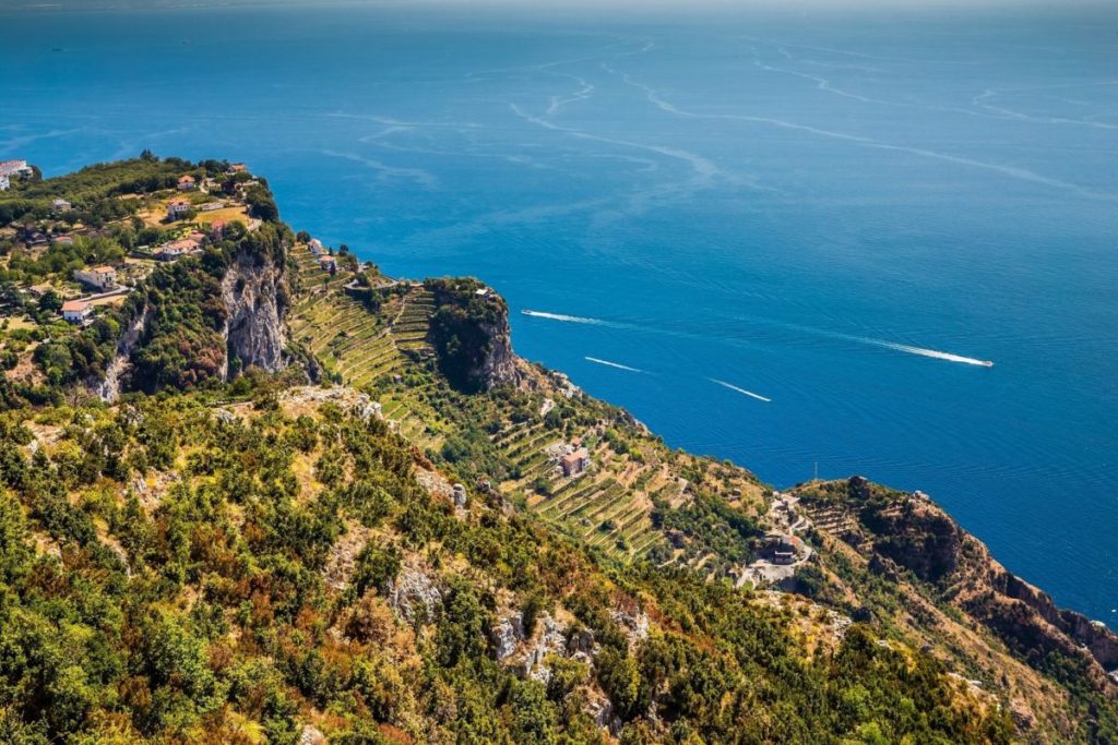 地中海宜人的風土氣候中梯田式葡萄園景觀 (圖: 義大利濟貿易文化推廣辦事處 )
