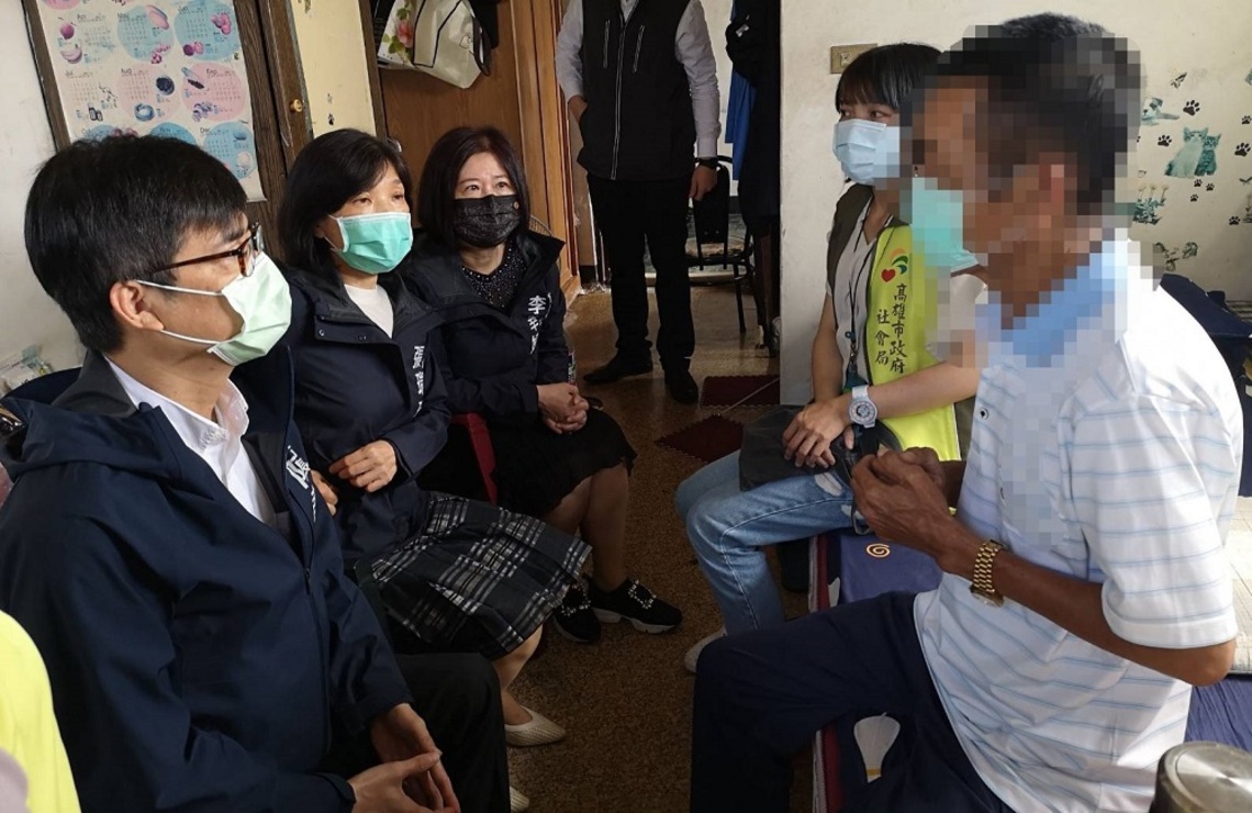 「市長要來看我!」 陳其邁親訪城中城罹難者家屬 助低收家屬找屋