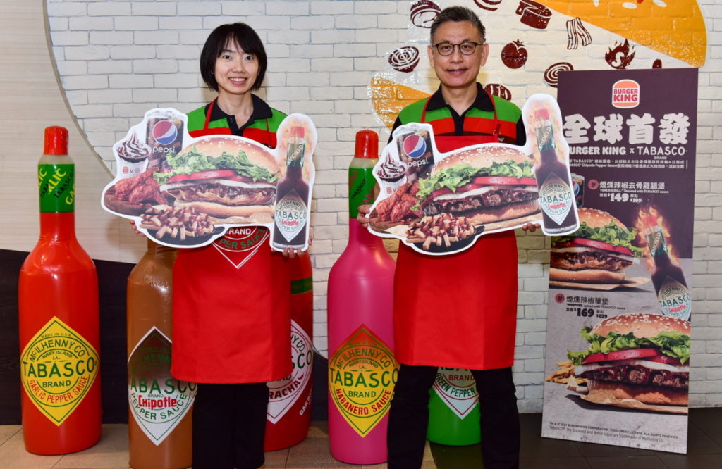 漢堡王台灣執行長Tony、漢堡王台灣行銷總監Karin介紹TABASCO聯名商品