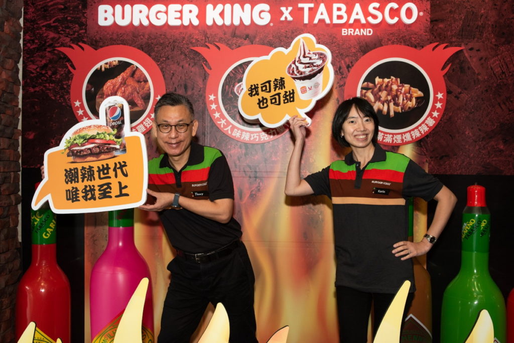 漢堡王台灣執行長Tony與漢堡王台灣行銷總監Karin表示,至漢堡王概念店拍照區拍下專屬於你的辣 Way 照,有機會獲得限量好禮