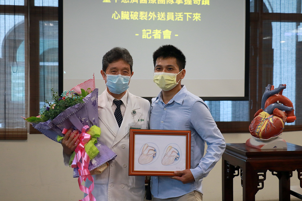 謝世榮主任(左)送鍾先生手繪心臟術前、術後的彩圖。