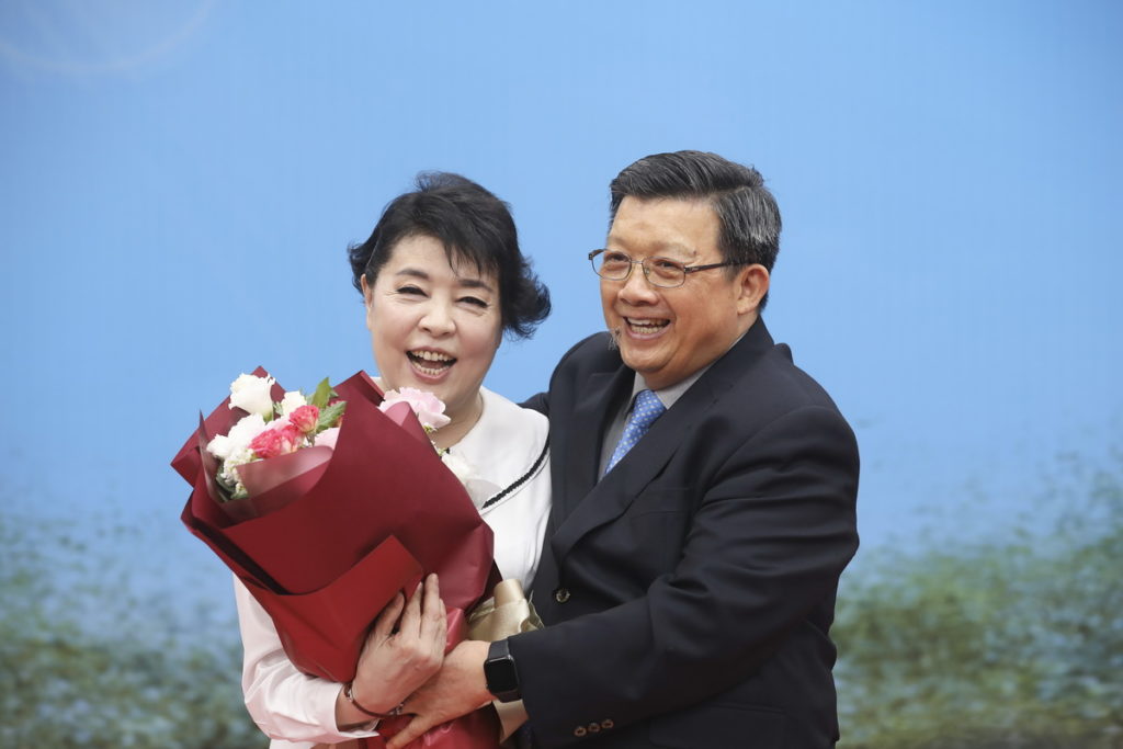身為北科大傑出校友的億光電子葉寅夫獻花給夫人 也是本次校歌專輯製作人簡文秀
