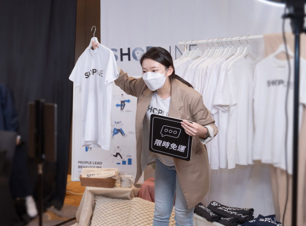 SHOPLINE 社群電商高峰會還原真實直播場景與道具,現場展示直播心法與互動秘訣,
