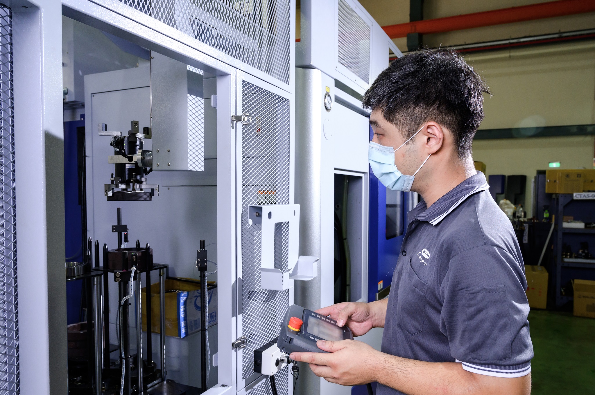 凱柏精機攜手施耐德電機打造數位化設備串接雲端平台 全自動化智慧機械全面提升製程效率 47 圖2:Magelis XBT GH進階手持式人機介面除了便利,更能守護現場人員安全
