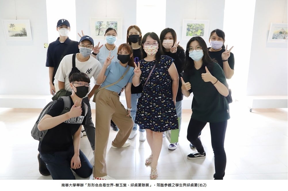 可能是 8 個人的圖像