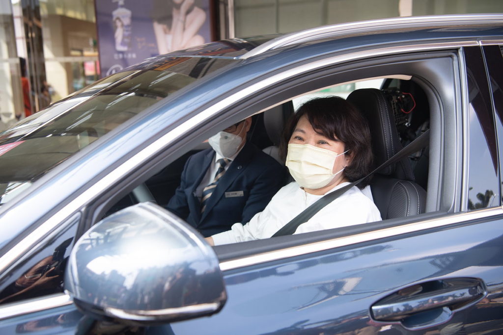 市長坐上汽車