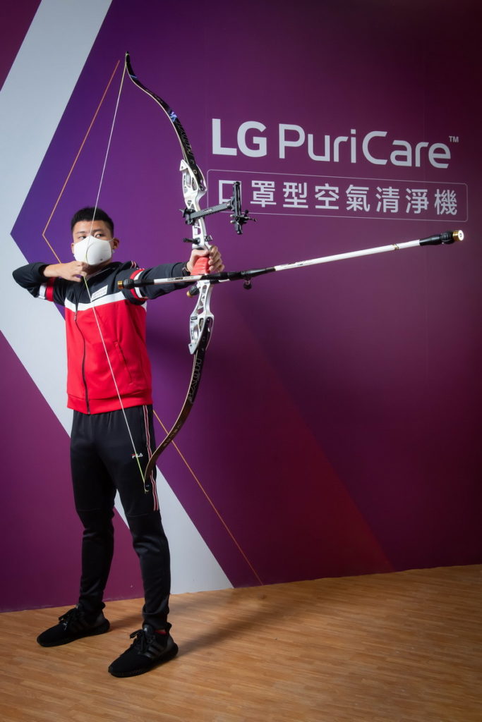 台灣 LG 電子舉辦「升級版 LG PuriCare 口罩型空氣清淨機」媒體分享會，邀請射箭國手湯智鈞分享實際配戴體驗。