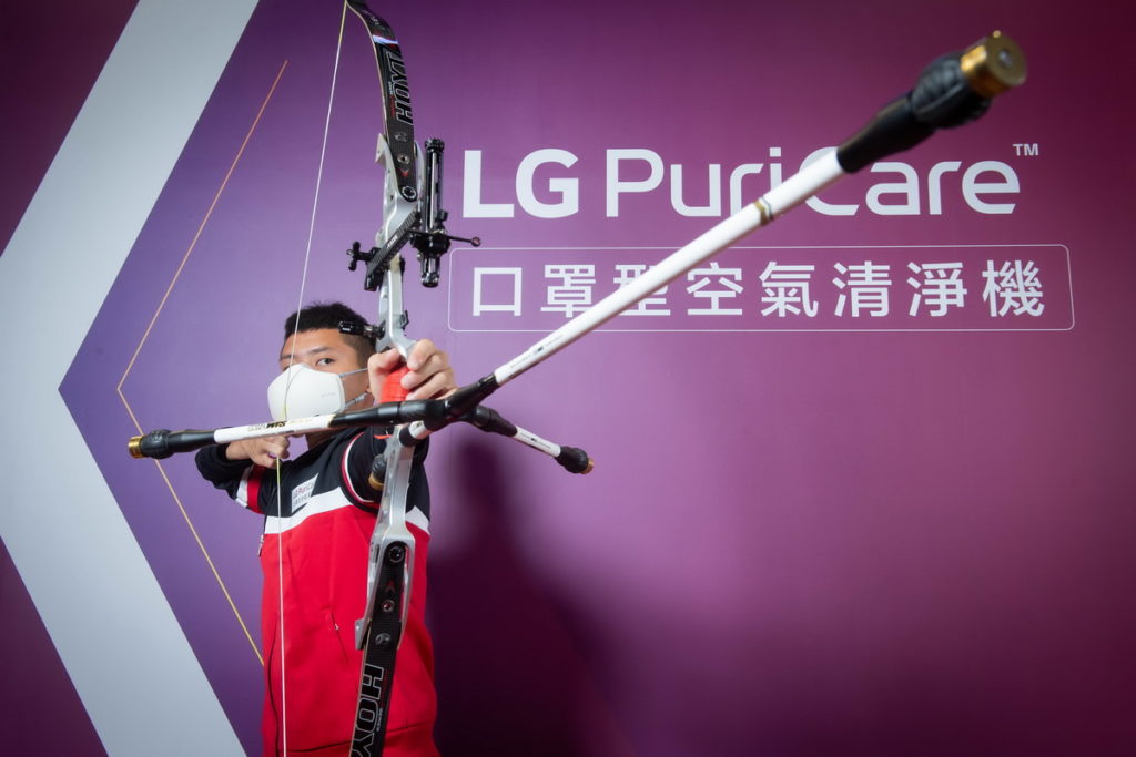 湯智鈞點出升級的 LG PuriCare™ 口罩型空氣清淨機所搭載的「全自動變頻清淨風扇」，內建的雙變頻風扇透過感測呼吸頻率，自動調節風速及風量，提供自在呼吸感受。