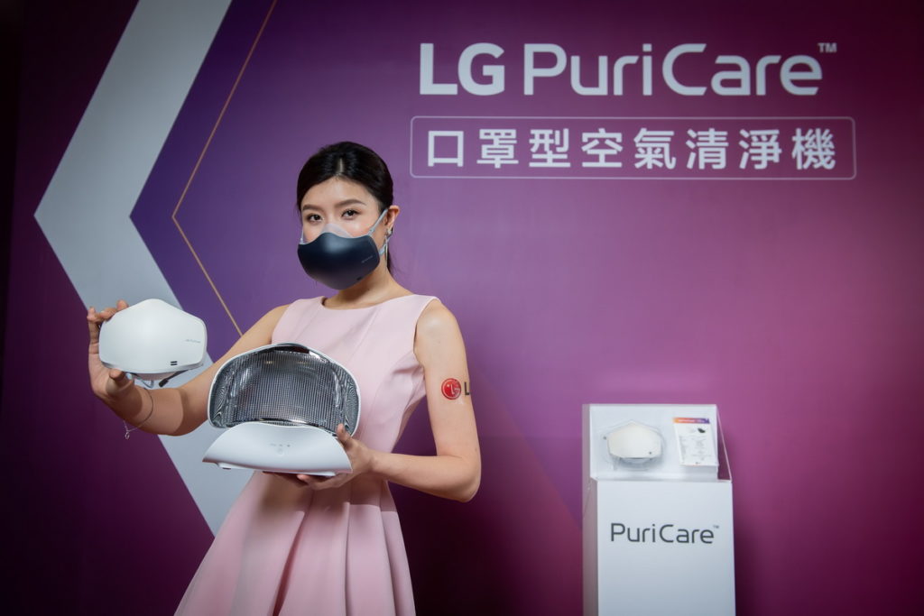 LG PuriCare™ 口罩型空氣清淨機UV消毒充電盒，30分鐘內即可去除99.99%細菌。