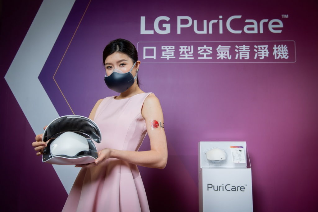 LG PuriCare 口罩型空氣清淨機消毒充電盒，30分鐘內即可去除99.99%細菌。在充電同時保持口罩乾淨，兼具舒適又安心，除了口罩外，手機、手錶、眼鏡、滑鼠、戒指、項鍊等小物品也能進行消毒。