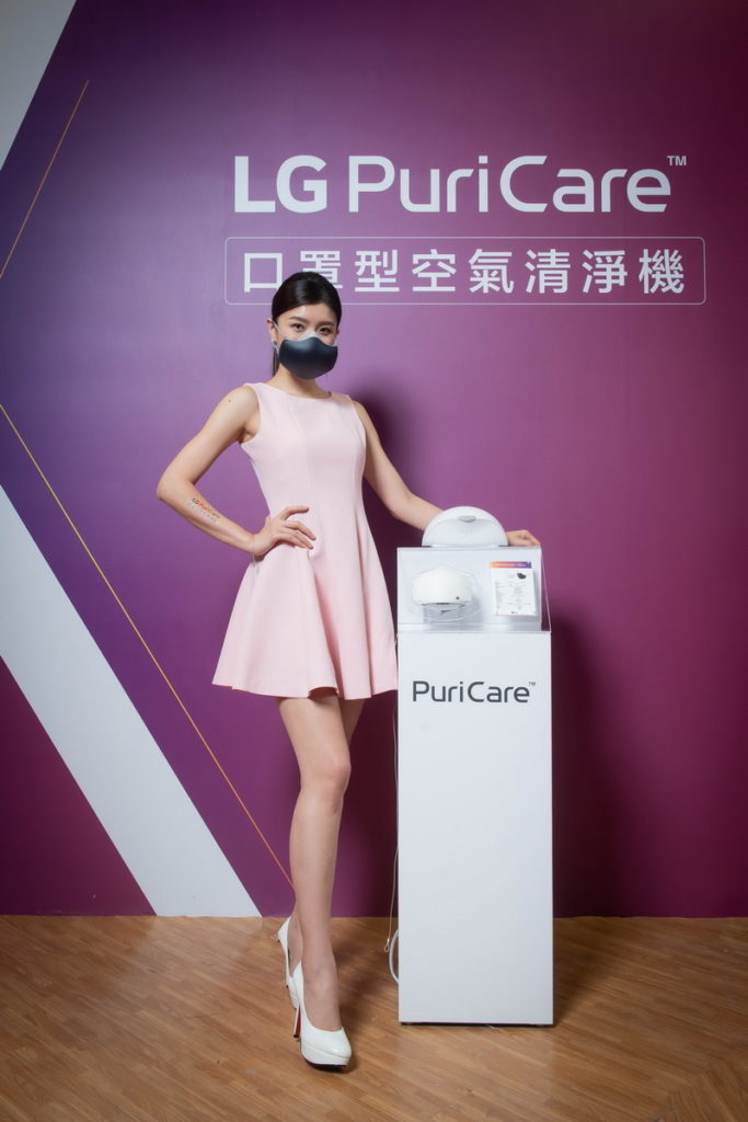 升級版的LG PuriCare 口罩型空氣清淨機共有質感白、潮流黑兩色選擇，建議售價NT$6,990元，商品內含醫療級矽膠面罩、HEPA13全效防護濾網、替換式襯墊、耳掛、減壓舒適帶。