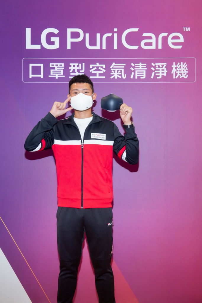 湯智鈞開心表示第一次看到LG PuriCare 口罩型空氣清淨機時，以為戴在臉上會非常重，但沒想到不但很輕還很舒適，內部則採用親膚的醫療級矽膠材質及符合人體工學的無縫貼合設計，輕鬆配戴無負擔。