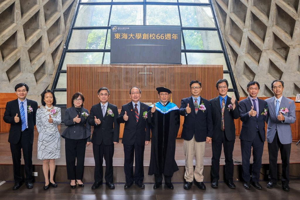 東海校慶典禮獲獎校友合影留念。獲獎校友由左至右為:陳維新、朱玉鳳、李桂芬、許茂新、校長王茂駿、鄭清和、沈曉白、陳志成、張錫、簡世森(代領郭小華)大合照(圖/東海大學)