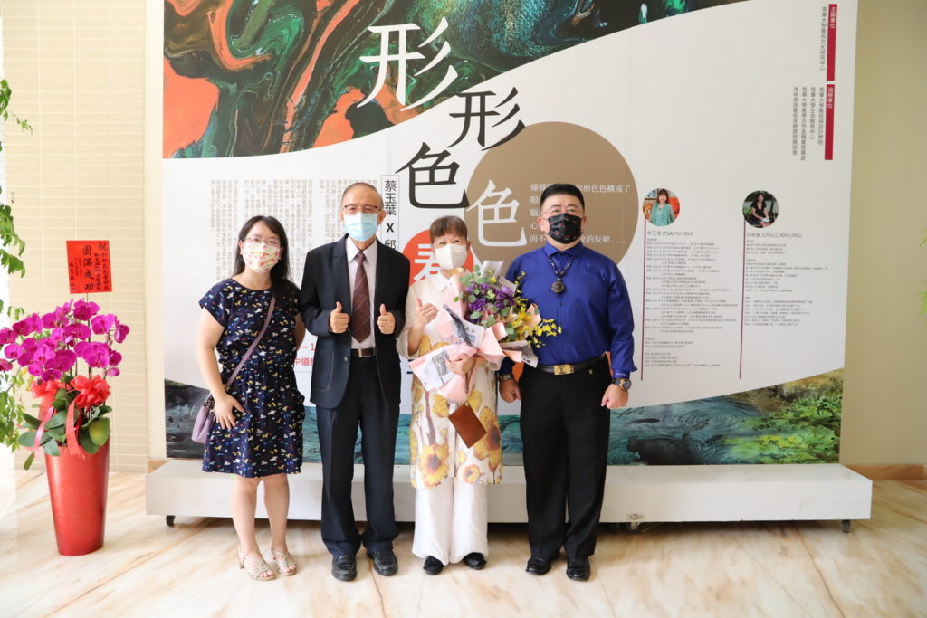南華大學舉辦「形形色色看世界-蔡玉葉、邱貞菱聯展」,林聰明校長(左2)與邱貞菱藝術家(左1)、蔡玉葉藝術家(右2)及海峽兩岸藝術家網路發展協會理事長任惠榮(右1)合影。