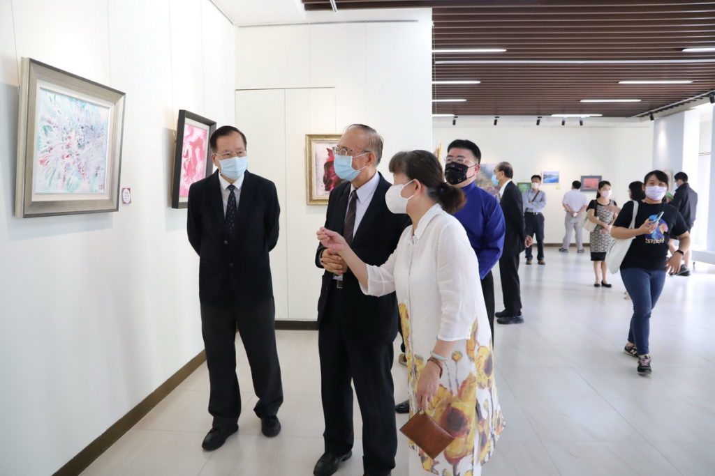 南華大學舉辦「形形色色看世界-蔡玉葉、邱貞菱聯展」,蔡玉葉藝術家介紹導覽作品。