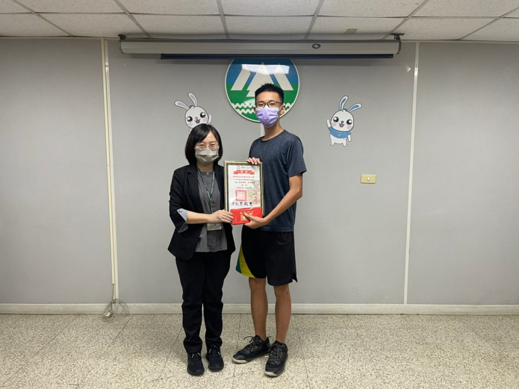 環保局長蕭令宜局長(左)頒贈獎金及獎狀予首獎得主張簡駿凱