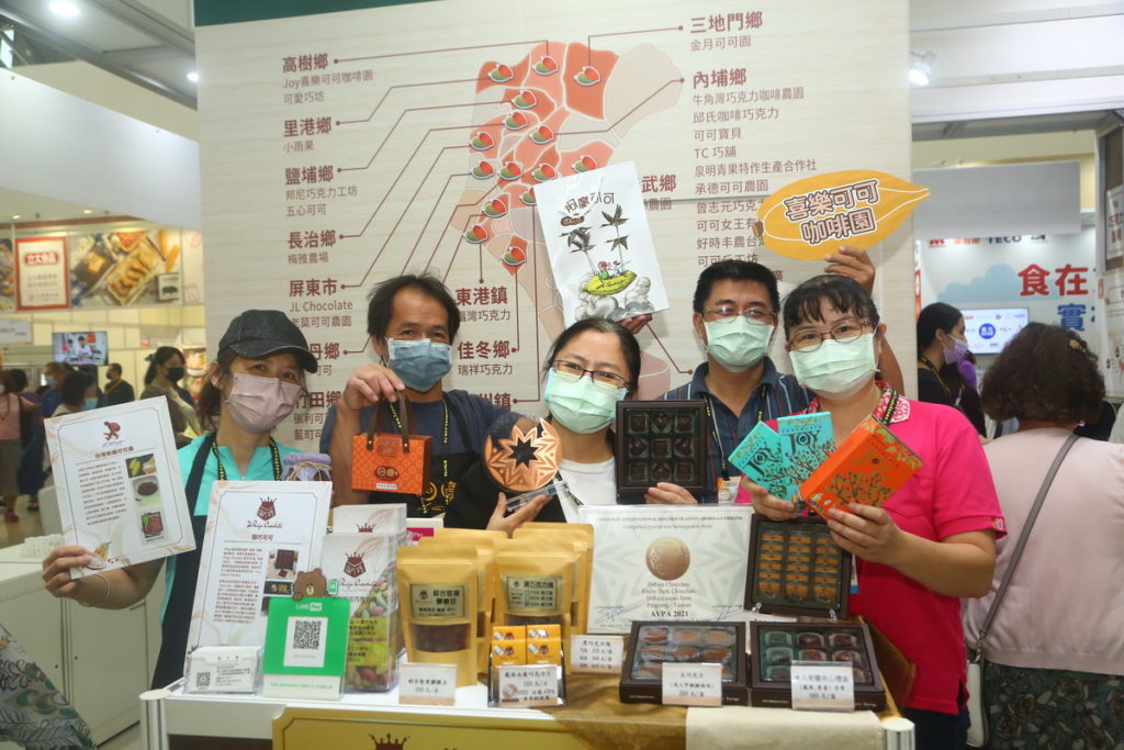 美和科技大學以「屏東可可孵夢」為主題,輔導12家屏東可可業者參展,提升屏東可可能見度